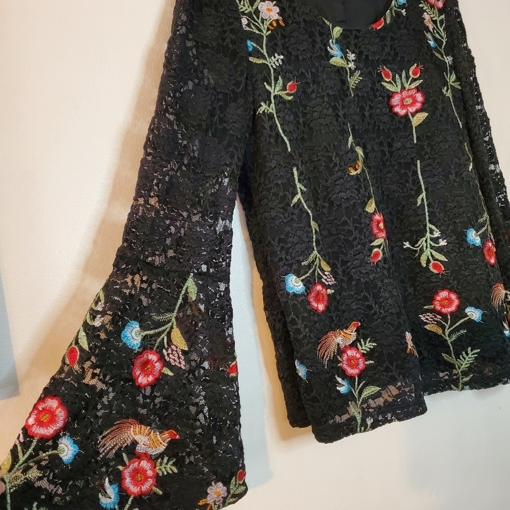 Solitaire floral embroidered black lace bellsleeve top size small - Picture 4 of 15
